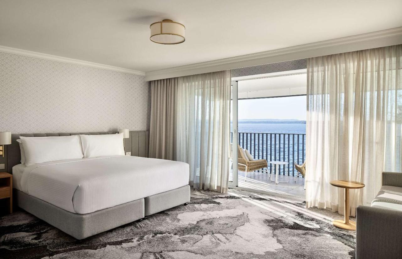 The Beachcomber Hotel & Resort, Ascend Hotel Collection Toukley Ngoại thất bức ảnh A bedroom at the InterContinental