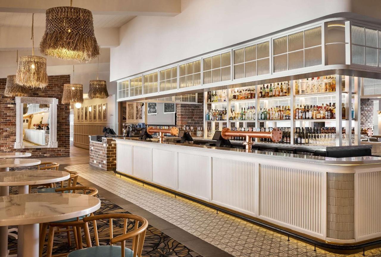 The Beachcomber Hotel & Resort, Ascend Hotel Collection Toukley Ngoại thất bức ảnh The bar at the Riverbank Suite