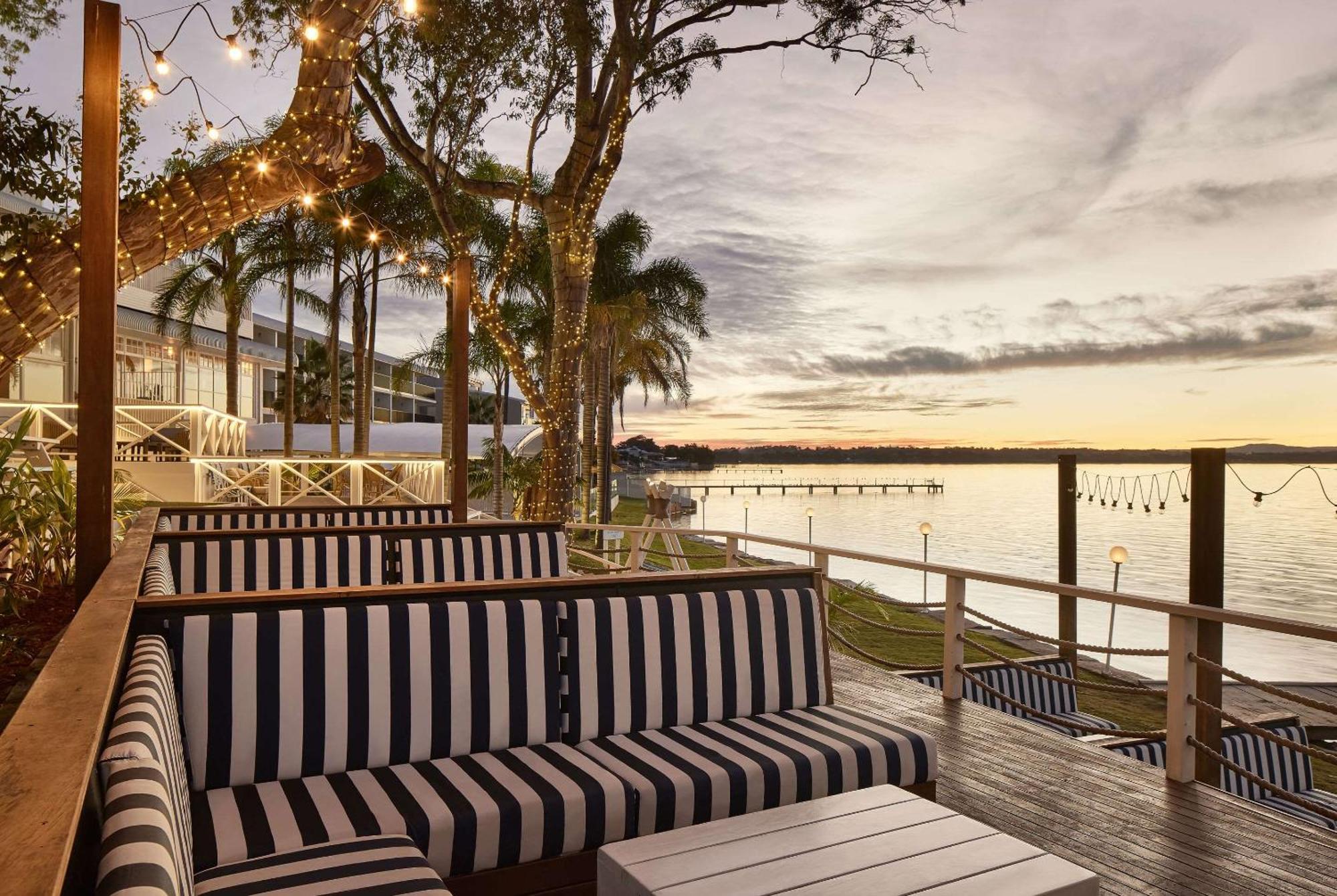 The Beachcomber Hotel & Resort, Ascend Hotel Collection Toukley Ngoại thất bức ảnh The Deck at the Bayview Hotel