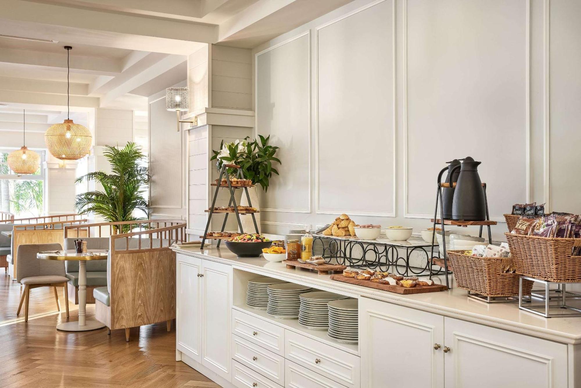 The Beachcomber Hotel & Resort, Ascend Hotel Collection Toukley Ngoại thất bức ảnh The buffet at the hotel