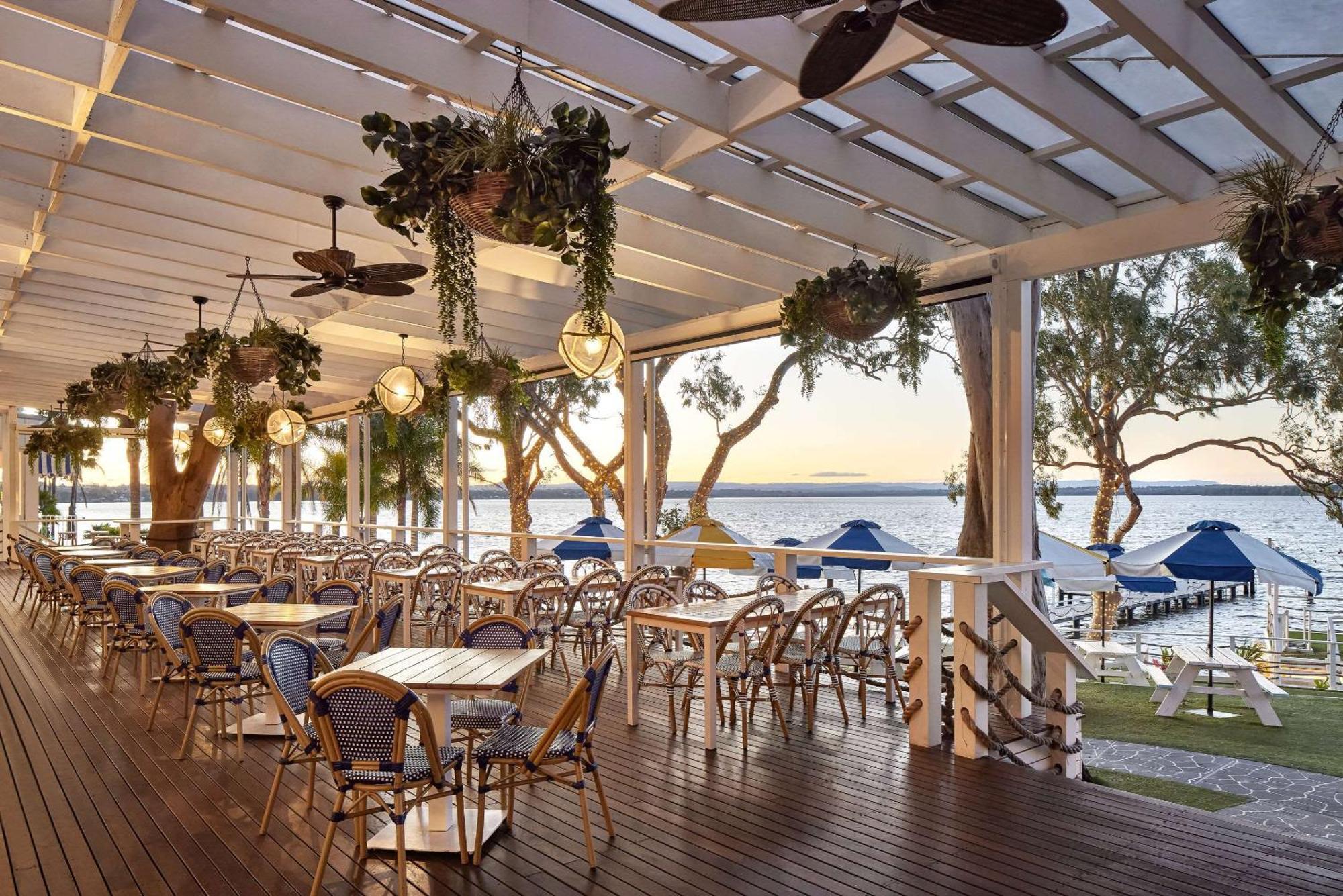 The Beachcomber Hotel & Resort, Ascend Hotel Collection Toukley Ngoại thất bức ảnh The Deck at the Oyster Bar