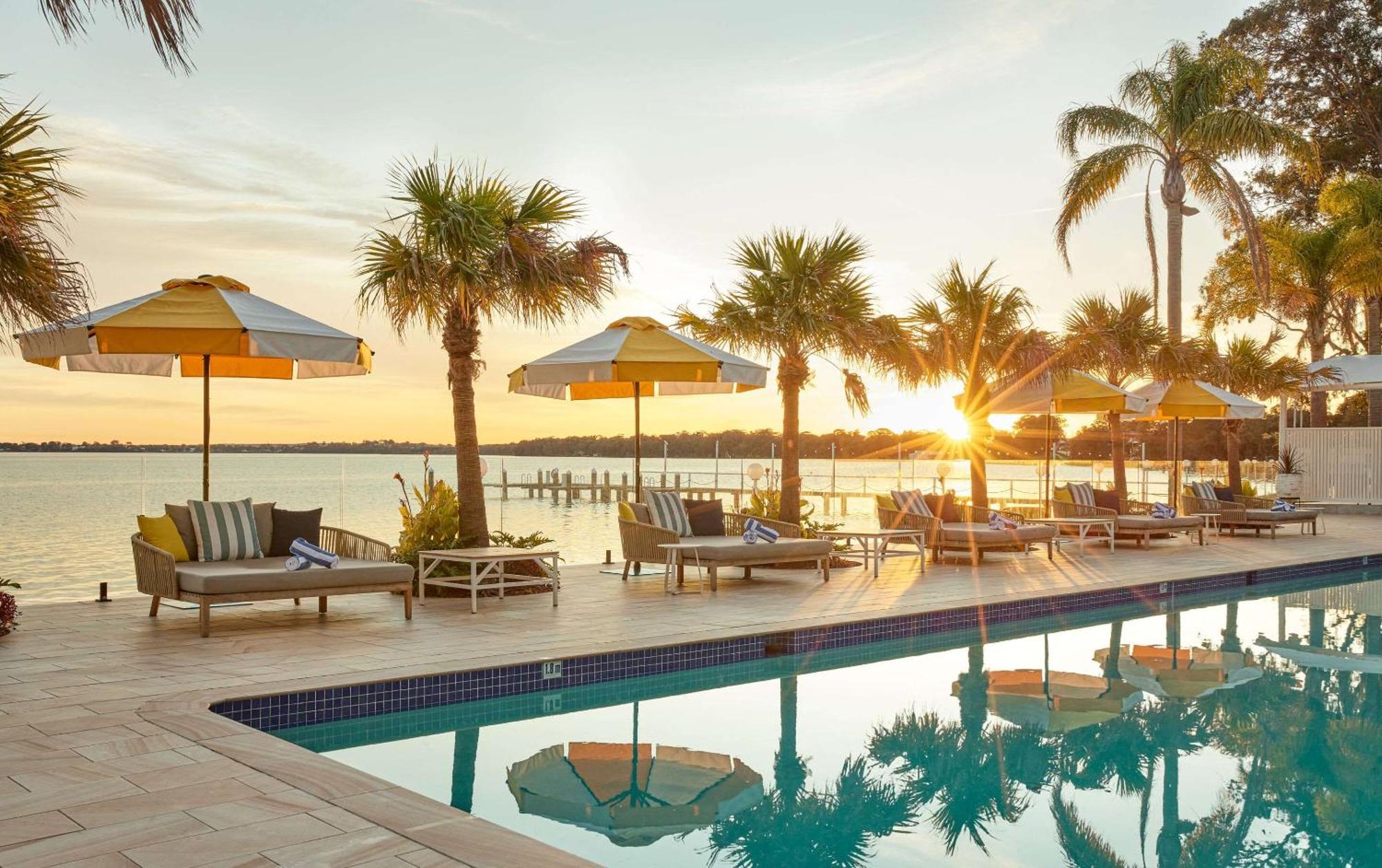 The Beachcomber Hotel & Resort, Ascend Hotel Collection Toukley Ngoại thất bức ảnh Sunset at the pool at the Marker Key West Hotel