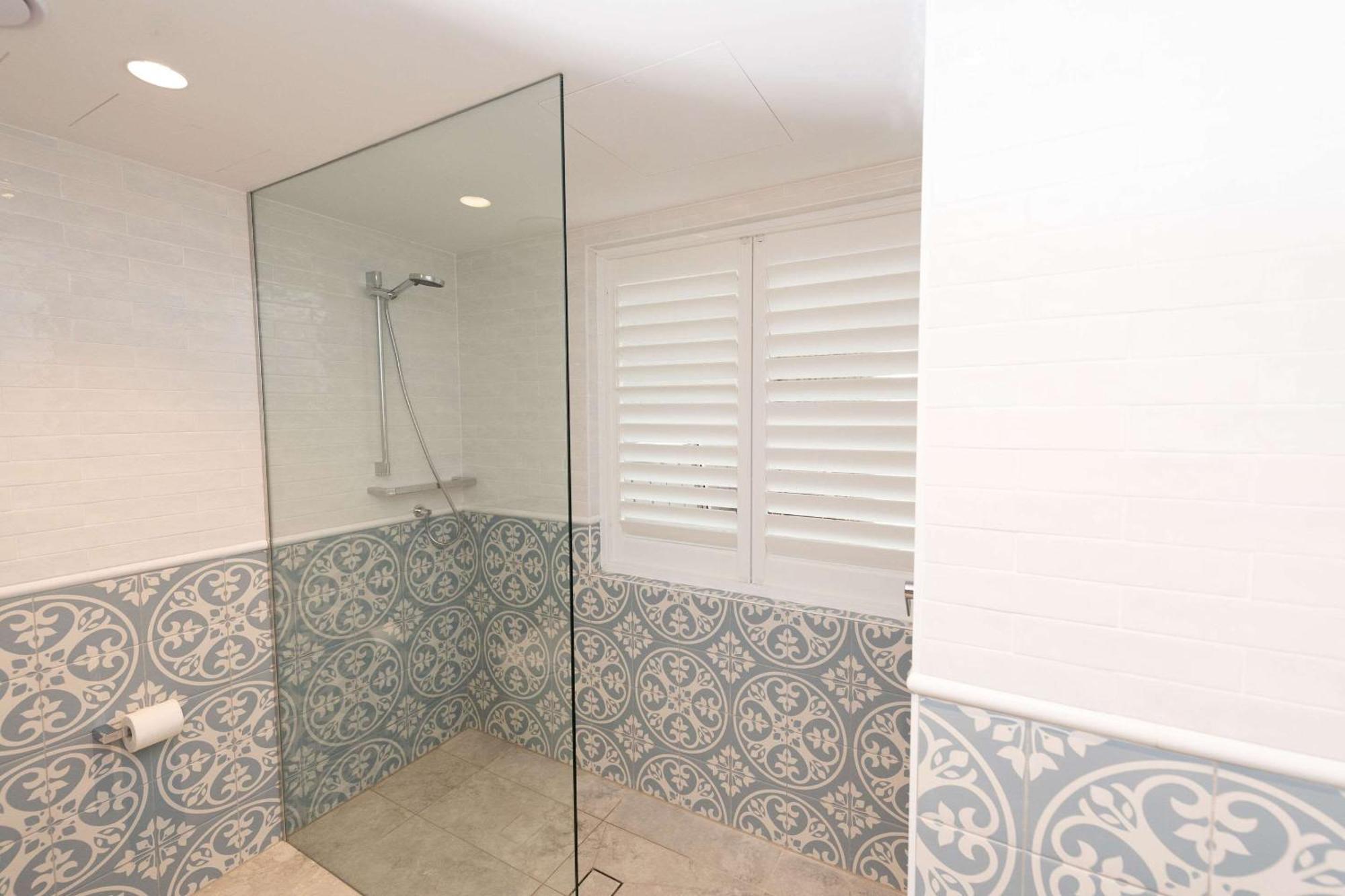 The Beachcomber Hotel & Resort, Ascend Hotel Collection Toukley Ngoại thất bức ảnh Bathroom shutters