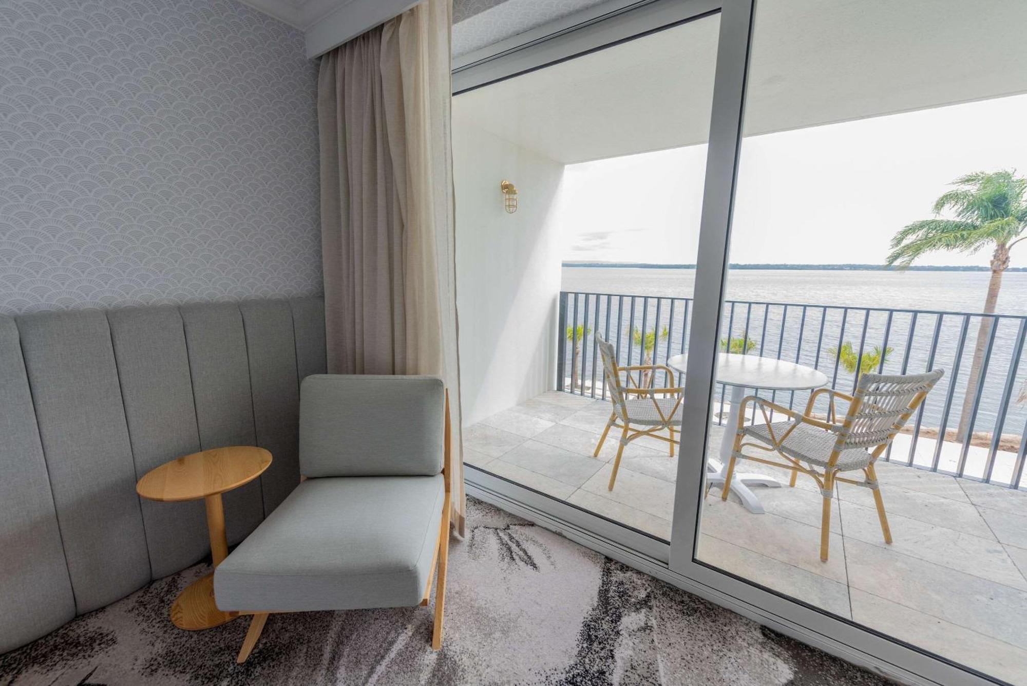 The Beachcomber Hotel & Resort, Ascend Hotel Collection Toukley Ngoại thất bức ảnh A room at the hotel