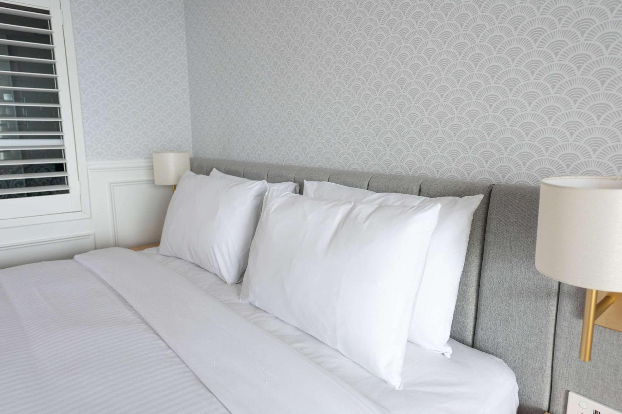 The Beachcomber Hotel & Resort, Ascend Hotel Collection Toukley Ngoại thất bức ảnh Pillows on a bed