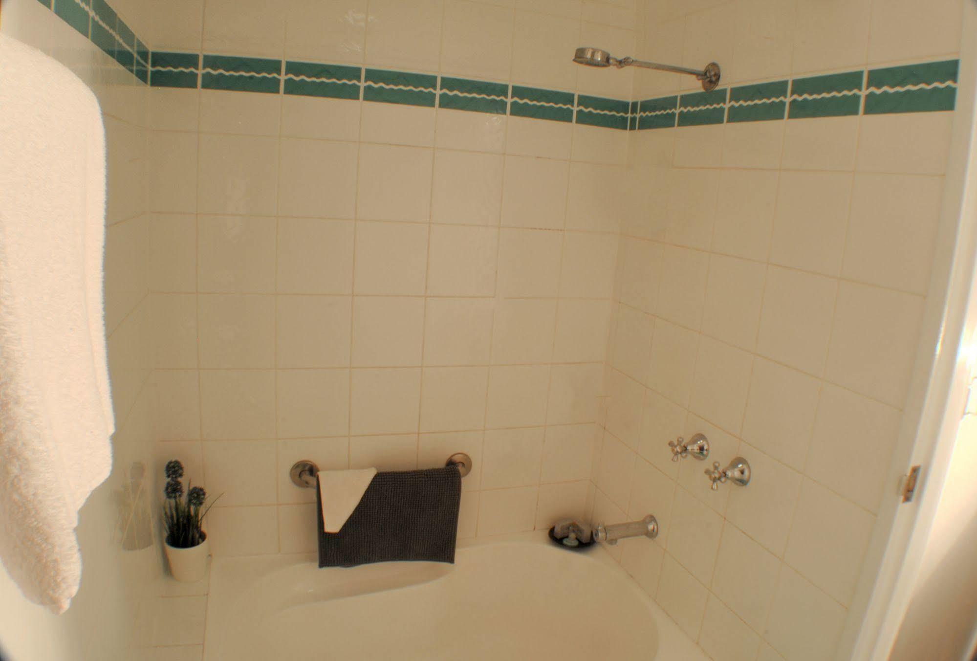 The Beachcomber Hotel & Resort, Ascend Hotel Collection Toukley Ngoại thất bức ảnh A shower with a shower head and a body spray