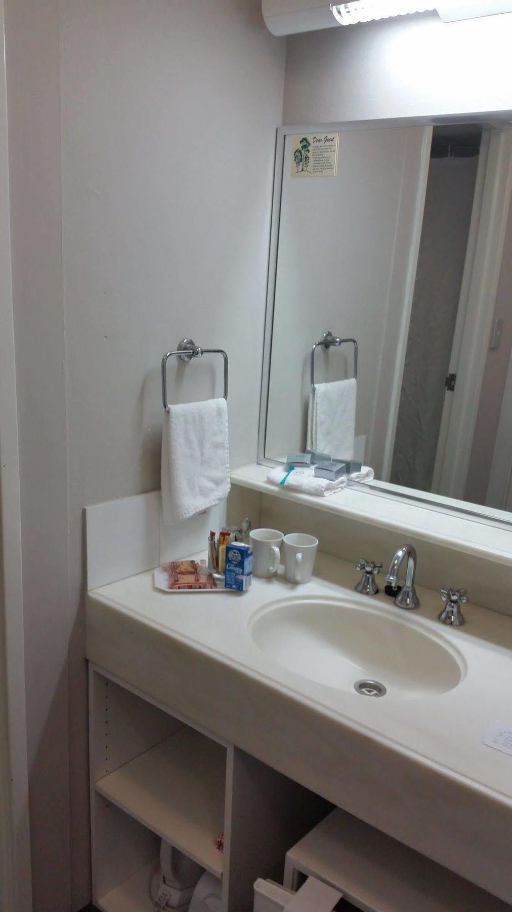 The Beachcomber Hotel & Resort, Ascend Hotel Collection Toukley Ngoại thất bức ảnh A typical bathroom in a hotel room