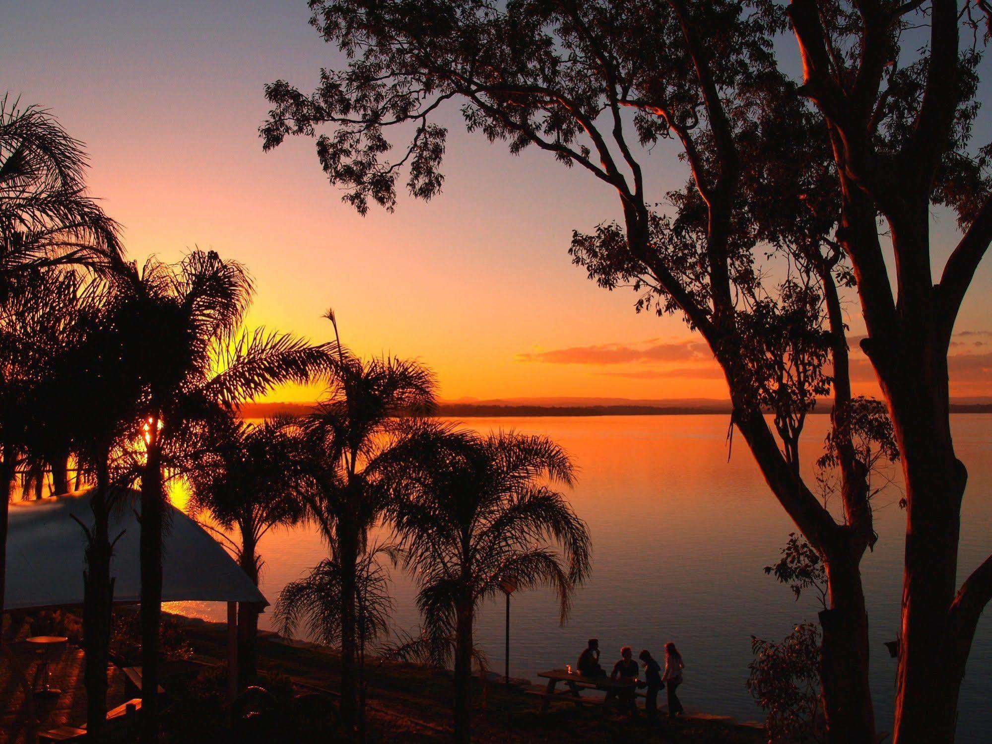 The Beachcomber Hotel & Resort, Ascend Hotel Collection Toukley Ngoại thất bức ảnh Sunset at Lake Murray